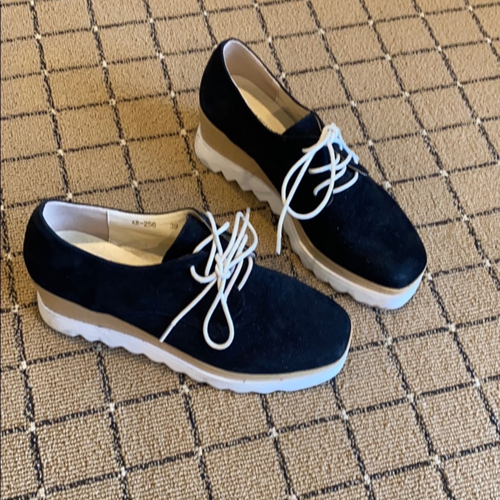 Essentiel from Brussels toe suede shoes